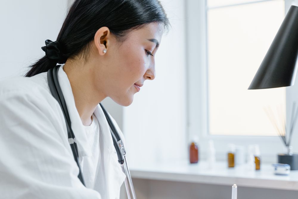 Kỹ thuật viên nữ châu Á tư vấn chăm sóc da