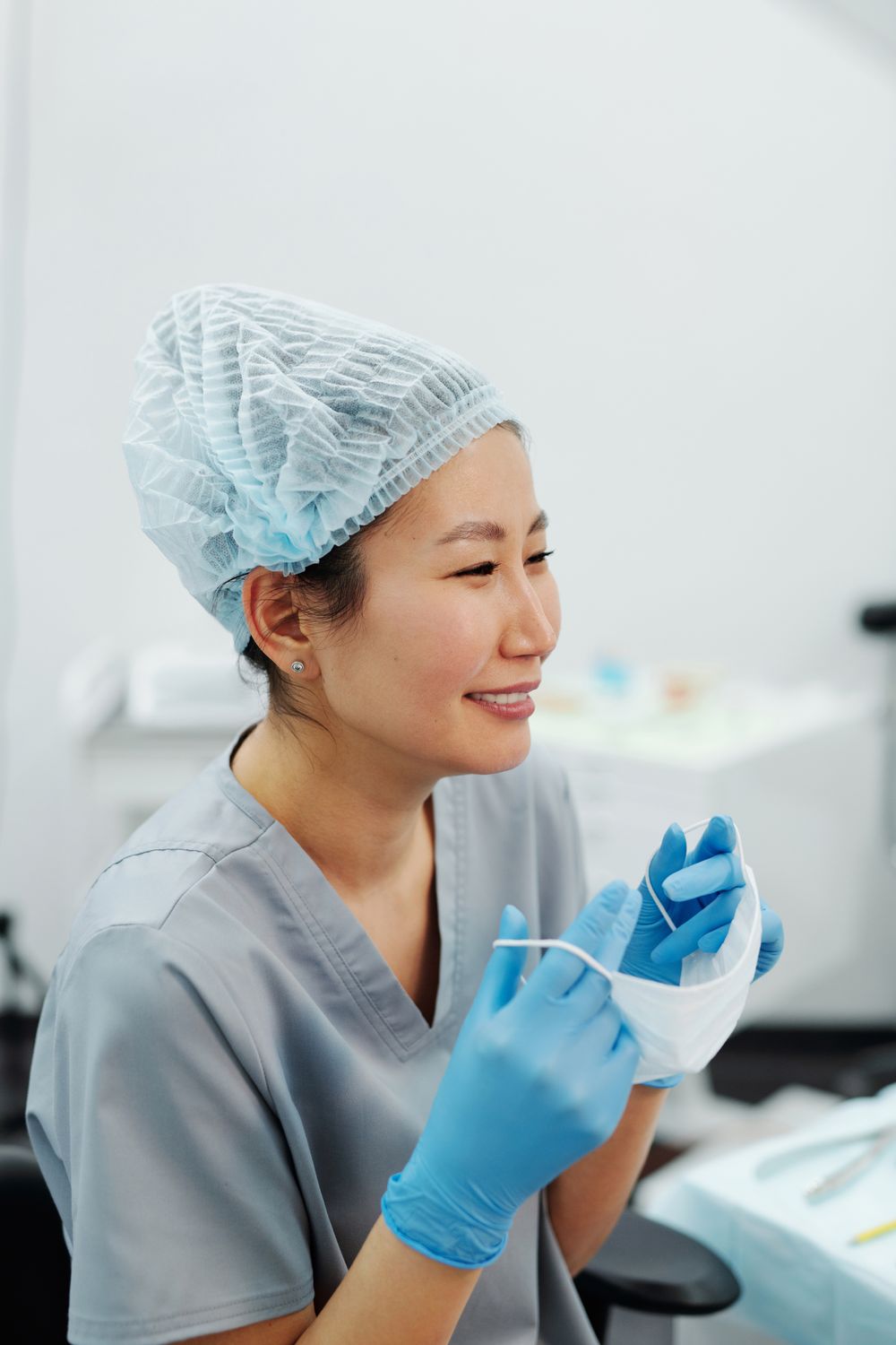 Kỹ thuật viên nữ trẻ chăm sóc da